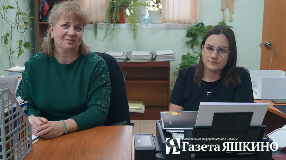 Оксана Плотникова — руководитель окружного архива, и её помощница — Виктория Олина.