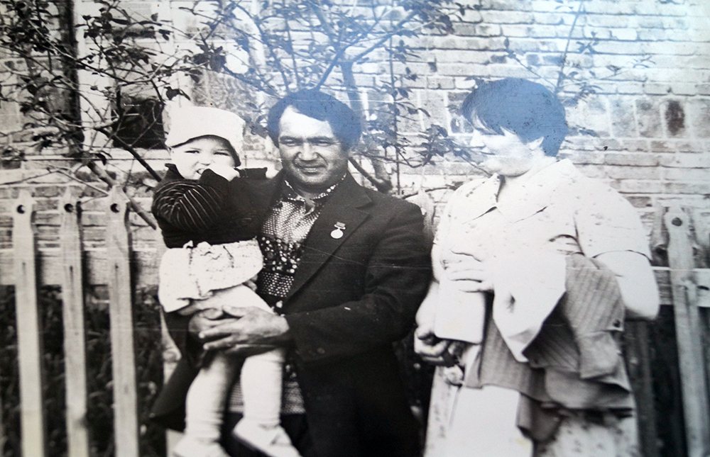 Вячеслав Иванович и Екатерина Владимировна Буймовы с дочкой Леной, село Пашково, 80-е годы.