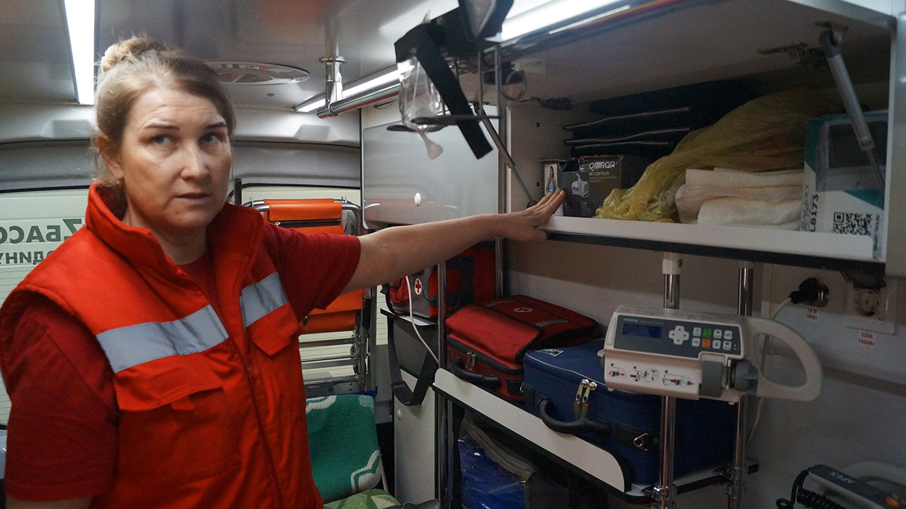 Фельдшер Наталья Голубенко рассказывает про оснащение машины «скорой помощи».