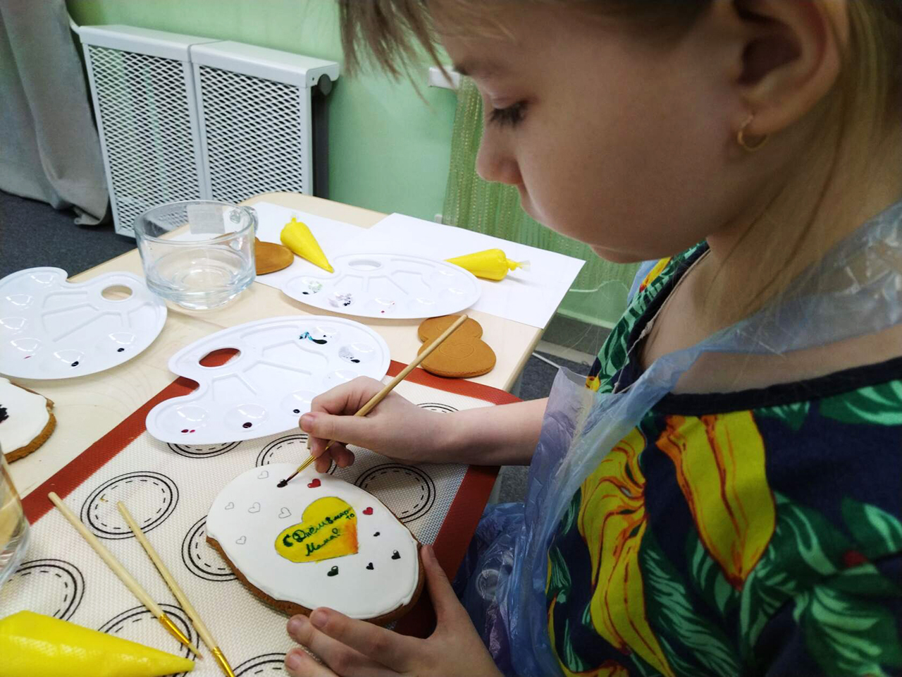 Елена Ивановна и Юля проводят мастер-класс по росписи пряника в детском клубе «Страна знаний».